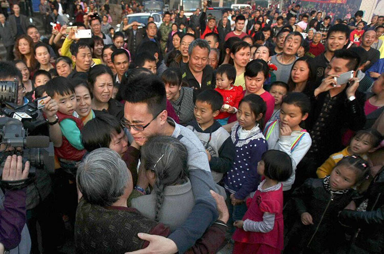 上海4岁男孩被拐 26年后母子终团聚感动全村 